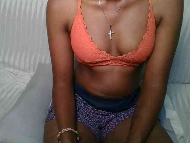 Brunnette-blonde webcam