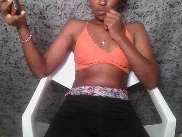 Brunnette-blonde webcam