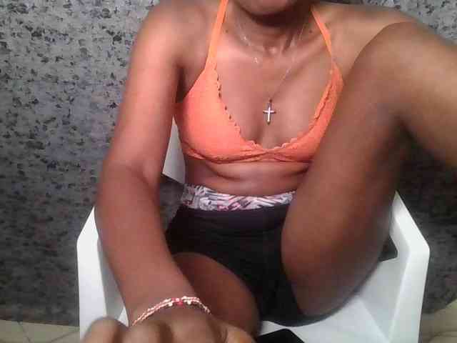 Brunnette-blonde webcam