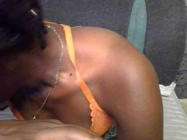 Brunnette-blonde webcam