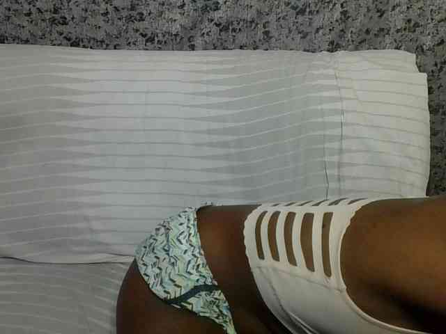 Brunnette-blonde webcam