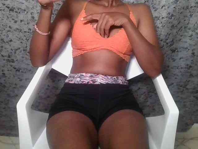 Brunnette-blonde webcam