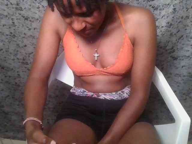 Brunnette-blonde webcam