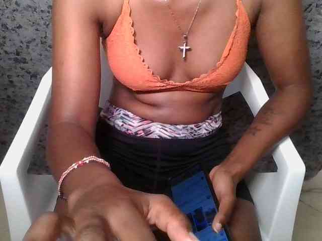 Brunnette-blonde webcam