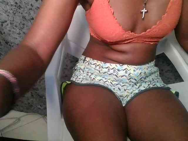 Brunnette-blonde webcam