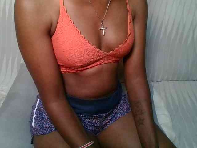 Brunnette-blonde webcam