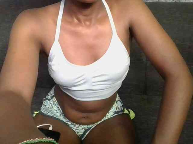 Brunnette-blonde webcam