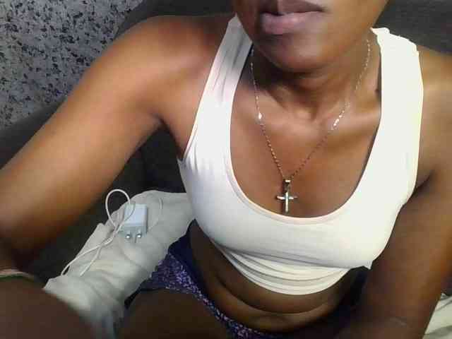 Brunnette-blonde webcam