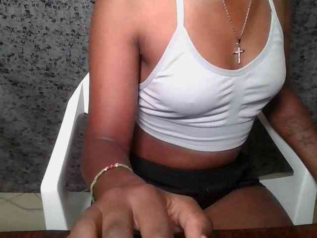 Brunnette-blonde webcam