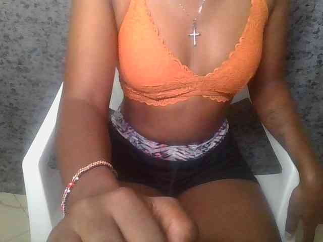 Brunnette-blonde webcam