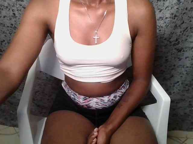 Brunnette-blonde webcam