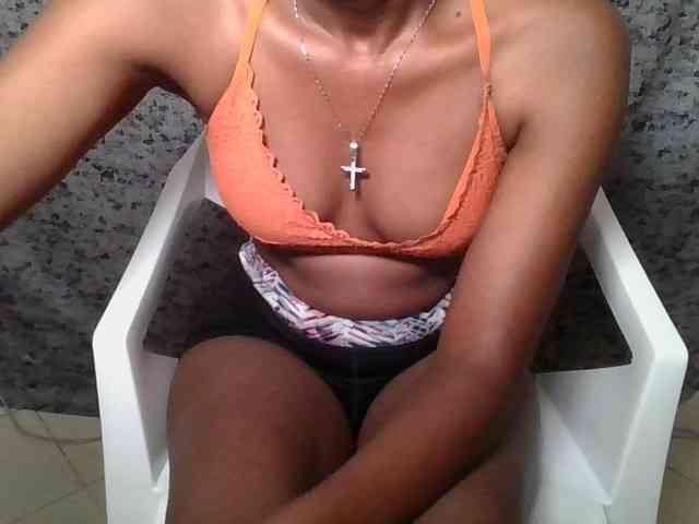 Brunnette-blonde webcam