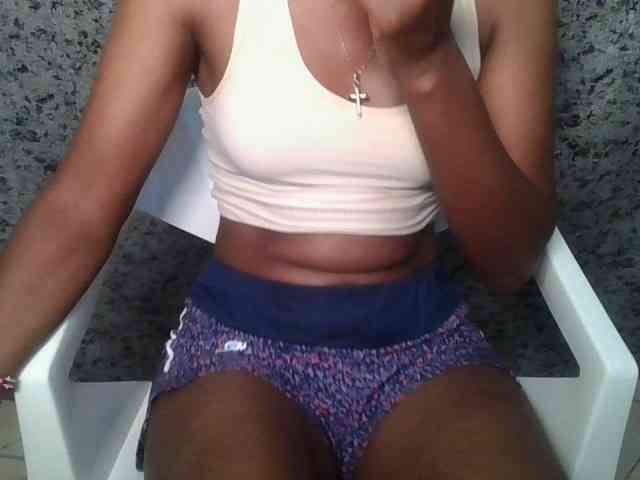 Brunnette-blonde webcam