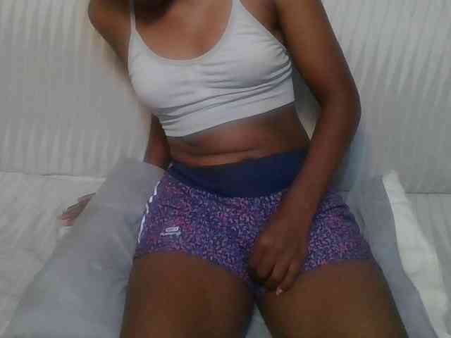 Brunnette-blonde webcam