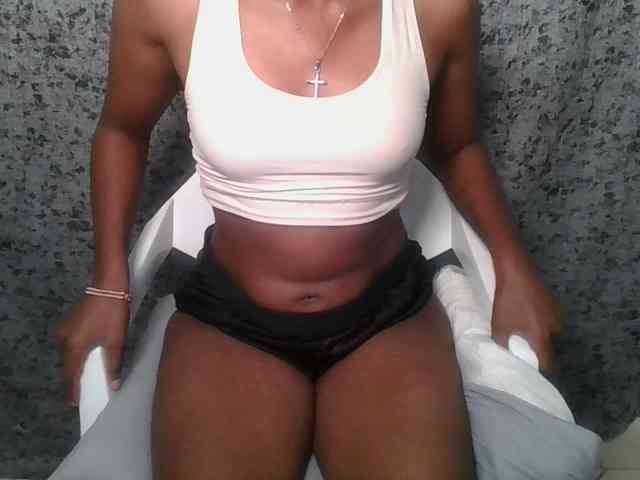 Brunnette-blonde webcam