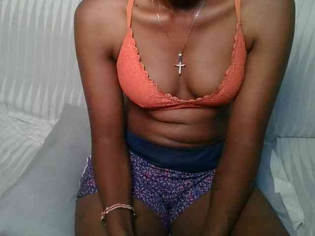 Brunnette-blonde webcam