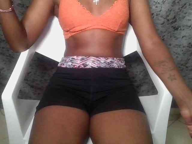 Brunnette-blonde webcam