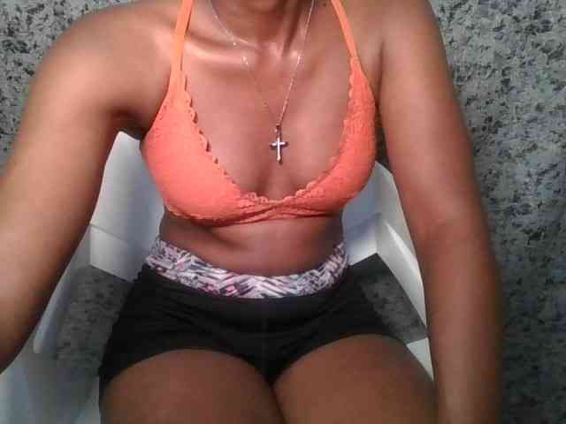 Brunnette-blonde webcam