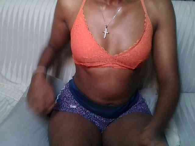 Brunnette-blonde webcam