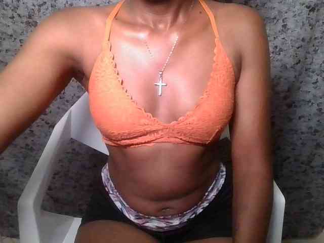 Brunnette-blonde webcam