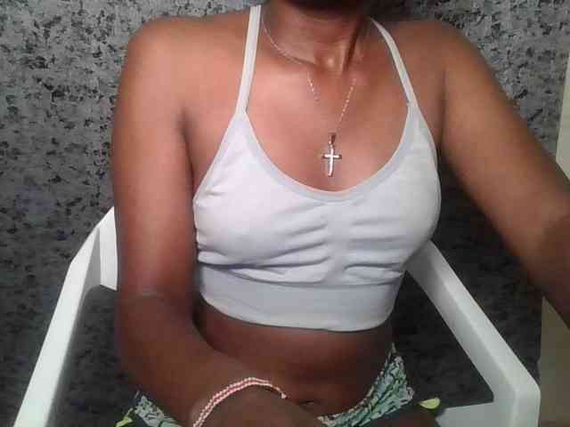 Brunnette-blonde webcam