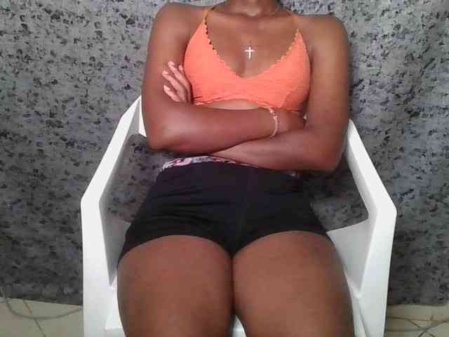 Brunnette-blonde webcam