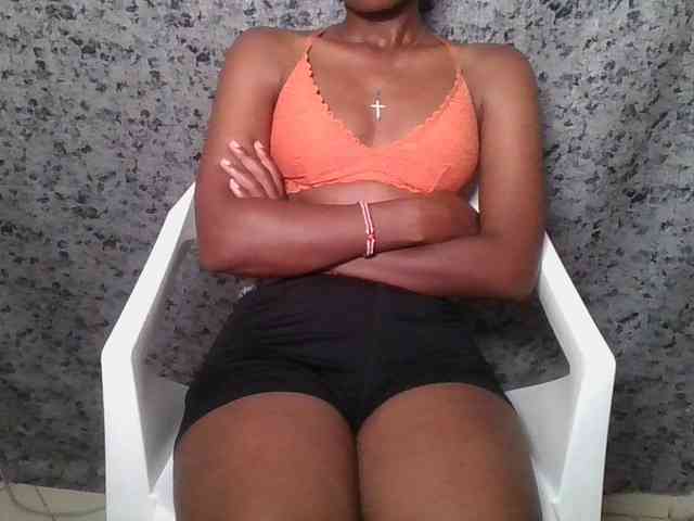 Brunnette-blonde webcam