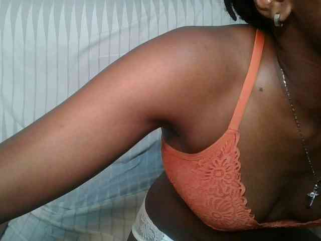 Brunnette-blonde webcam