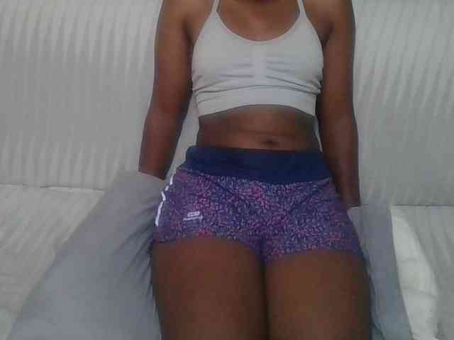 Brunnette-blonde webcam