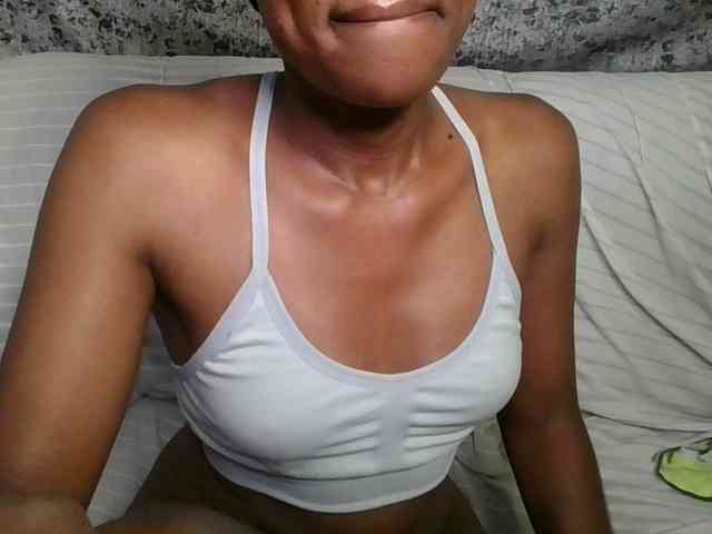 Brunnette-blonde webcam