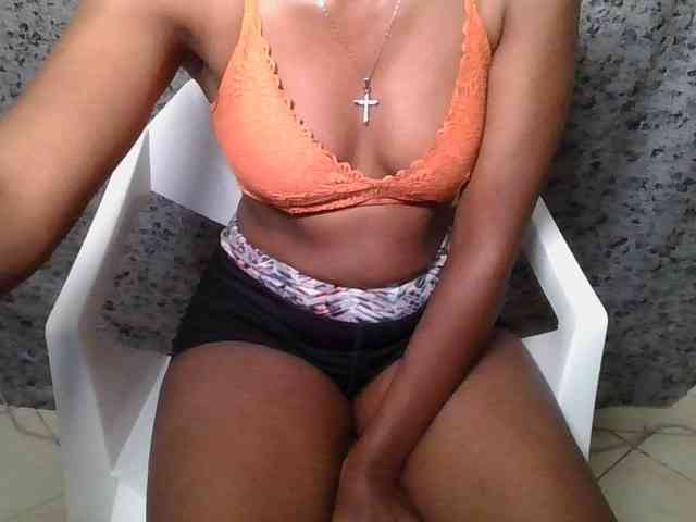 Brunnette-blonde webcam