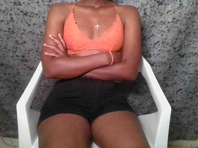 Brunnette-blonde webcam