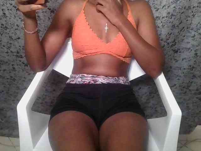 Brunnette-blonde webcam