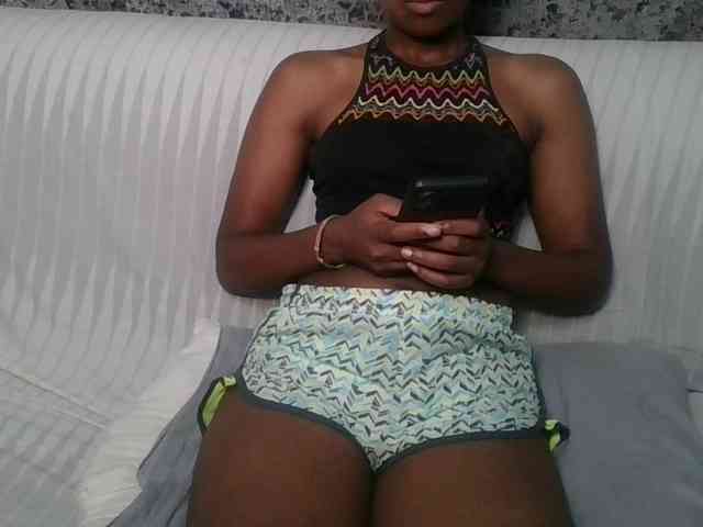 Brunnette-blonde webcam