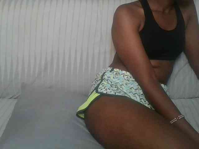 Brunnette-blonde webcam