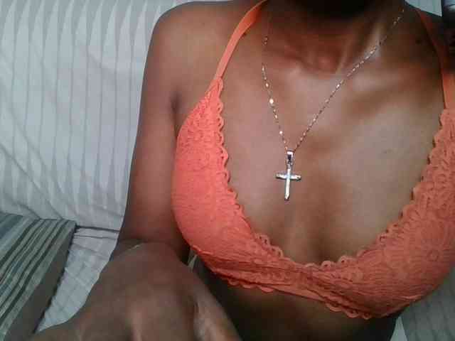 Brunnette-blonde webcam