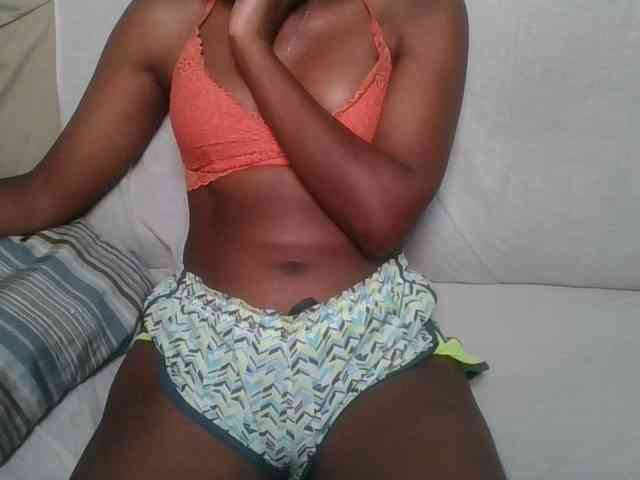 Brunnette-blonde webcam