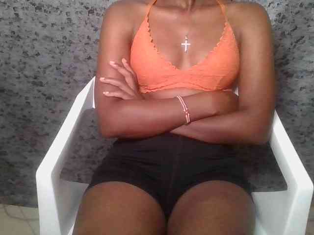 Brunnette-blonde webcam