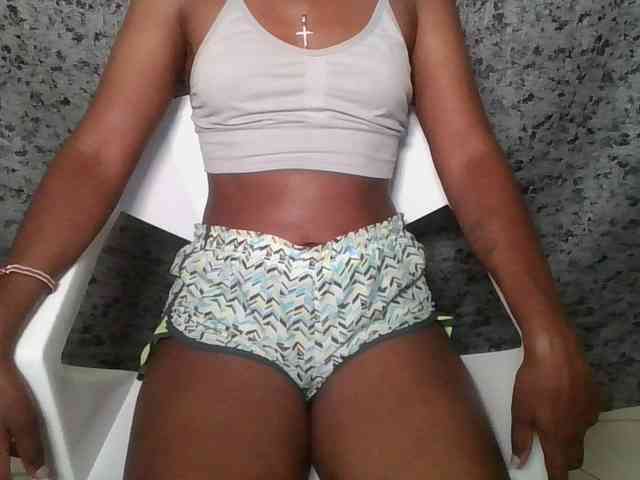 Brunnette-blonde webcam