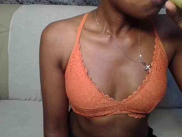 Brunnette-blonde webcam