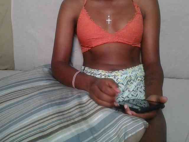 Brunnette-blonde webcam