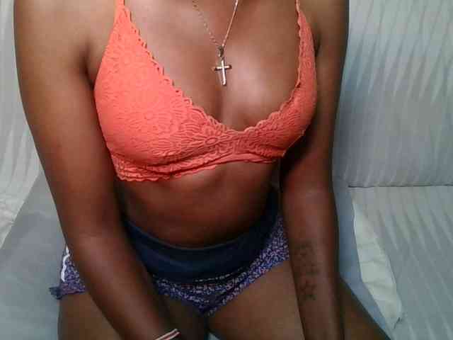 Brunnette-blonde webcam