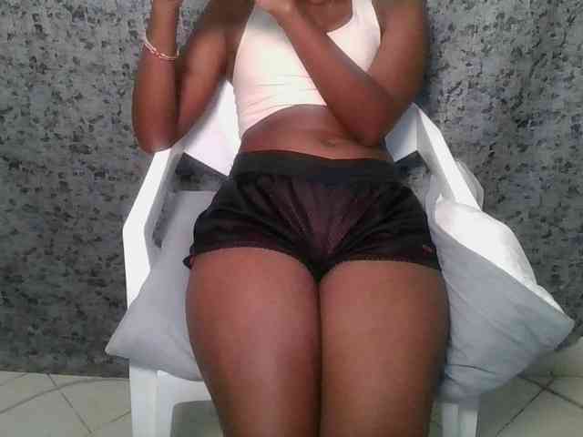 Brunnette-blonde webcam