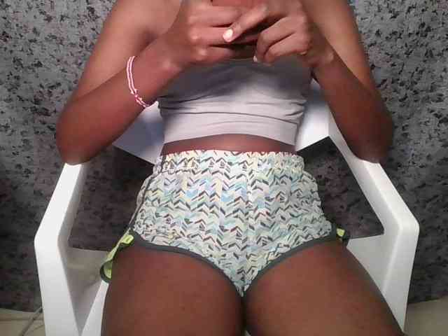 Brunnette-blonde webcam