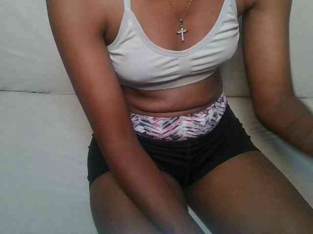 Brunnette-blonde webcam