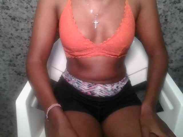 Brunnette-blonde webcam