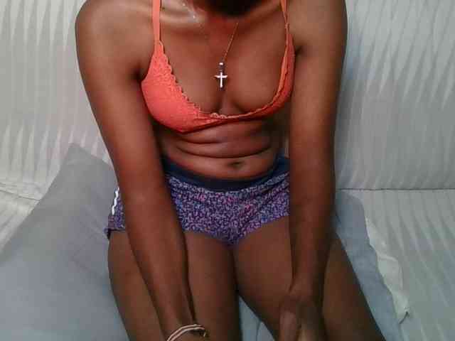 Brunnette-blonde webcam