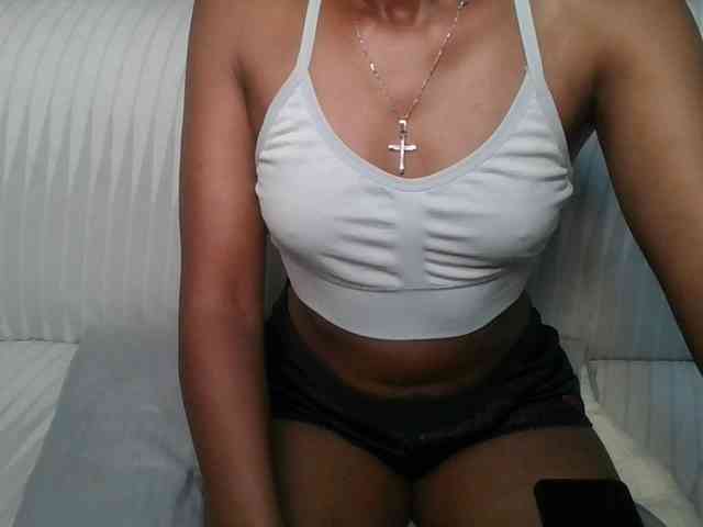 Brunnette-blonde webcam