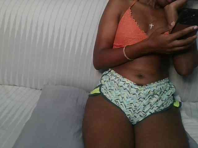 Brunnette-blonde webcam