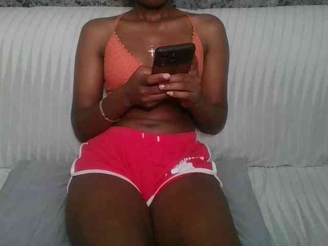 Brunnette-blonde webcam